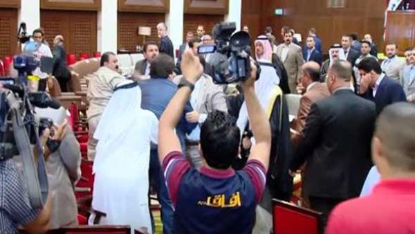 لكمات وتراشق بالكراسي خلال مؤتمر شيوخ الانبار
