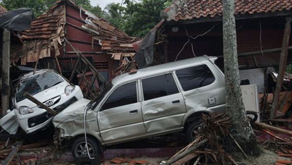 ارتفاع عدد قتلى تسونامي إندونيسيا إلى 280 واستمرار البحث عن ناجين
