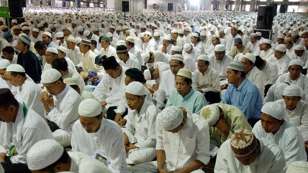 أقيمت هذه الصلاة الجماعية في مسجد "استقلال" في الهواء الطلق