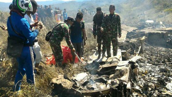 13 قتيلا في تحطم طائرة عسكرية في اندونيسيا
