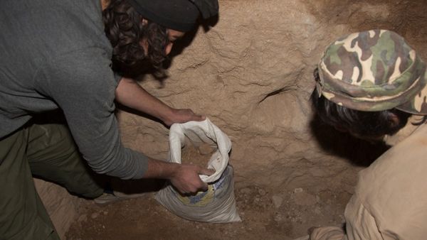 يعتمد التنظيم بشكل كبير على الأنفاق في حربه في سوريا والعراق