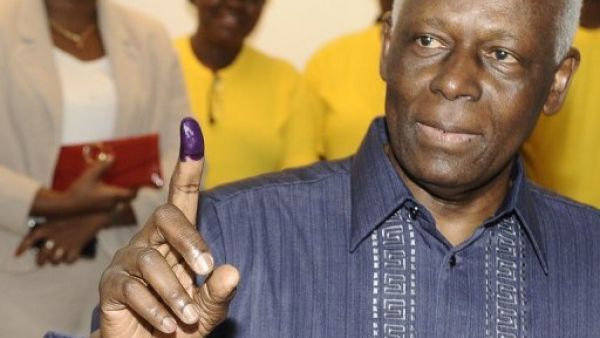 يحتفظ الاتحاد الوطني الذي يحكم البلاد منذ استقلالها عن البرتغال في 1975 بالغالبية المطلقة 