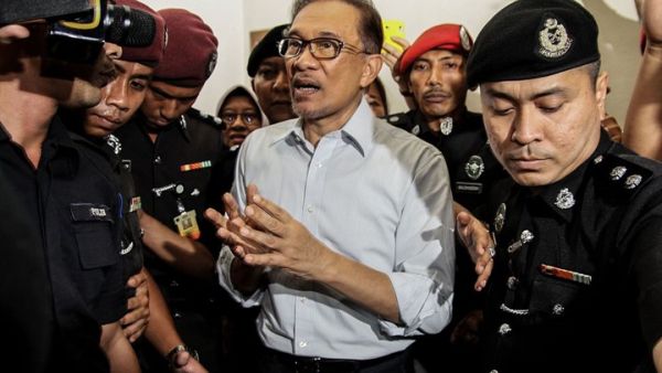 يتحالف أنور إبراهيم الآن مع الفائز بالانتخابات رئيس الوزراء السابق مهاتير محمد 