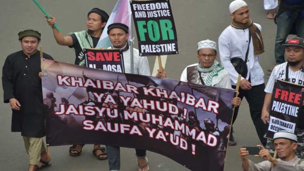 عشرات الآلاف من الإندونيسيين يحتجون على قرار ترامب بشأن القدس
