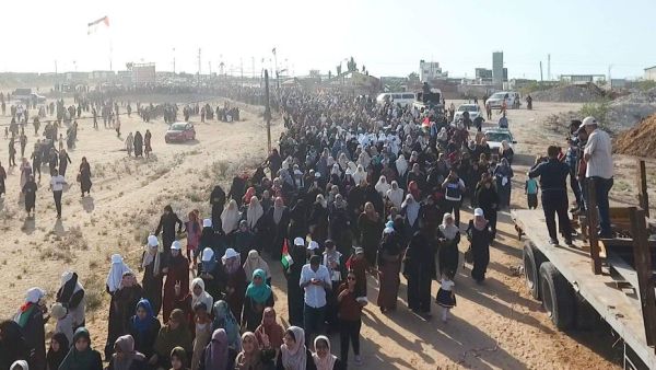 توافد الفلسطينيات الى المخيم 