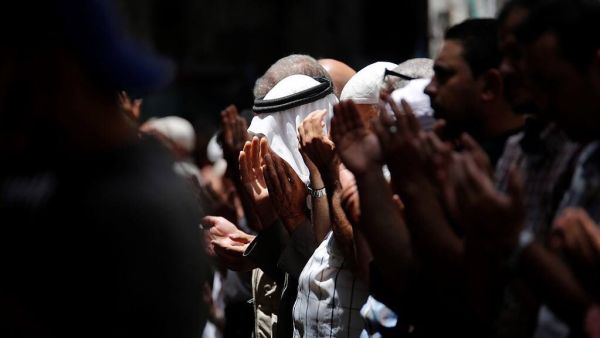 امتنع الفلسطينيون منذ أسبوعين عن دخول المسجد الأقصى احتجاجا على تركيب بوابات إلكترونية