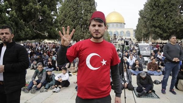  المصلين الأتراك كانوا يرتدون ملابس عليها العلم التركي  