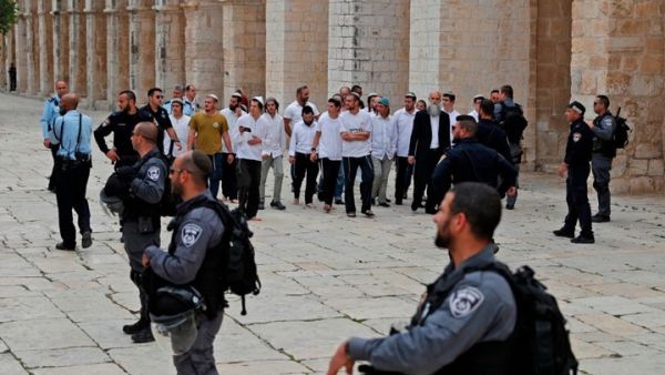  جنود الاحتلال باشروا بإطلاق قنابل الصوت والغاز باتجاه المصلين 