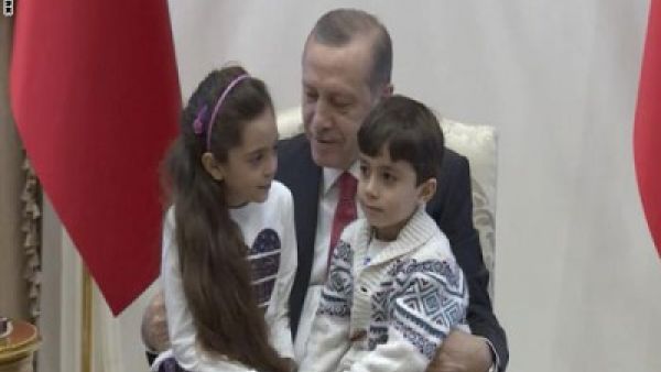 آردوغان يقبل يد طفلة حلب المشهورة بانا العابد ويستقبلها مع عائلتها