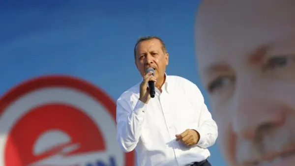 أوغلو يدعو الأحزاب السياسية إلى الاتفاق على دستور جديد لتركيا

