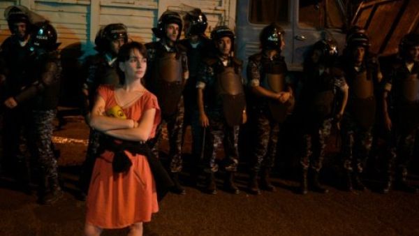 يطوق شرطيون بسترات واقية من الرصاص وخوذات المبنى في حين تمنع شاحنات الوصول اليه

