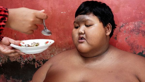 طفل يأكل نفسه طفل يأكل نفسه