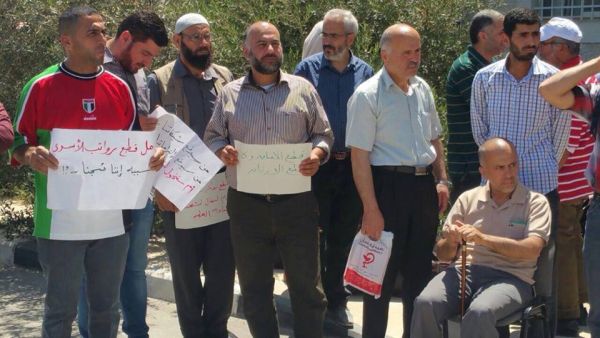 احتجاج بالضفة ضد قرار السلطة قطع رواتب الأسرى والمحررين