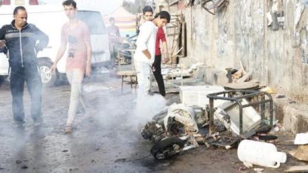 أشخاص في موقع تفجير انتحاري في مدينة الصدر في بغداد
