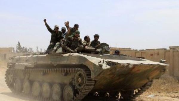 جنود على متن دبابة تابعة لنظام بشار الاسد
