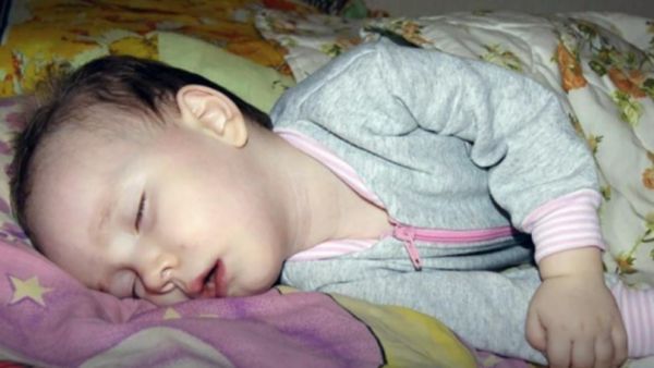 طفلة روسية تعيش حالة تشبه قصة " Sleeping Beauty"
