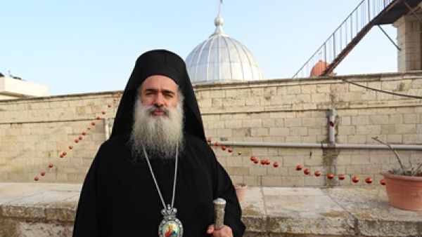 القوى الوطنية والإسلامية الفلسطينية ترفض قطع راتب المطران عطالله حنا
