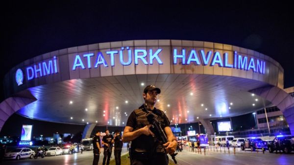 Turkish riot police patrol outside Ataturk International Airport after three suicide bombers killed at least 36 people on June 28, 2016. (AFP/Ozan Kose)