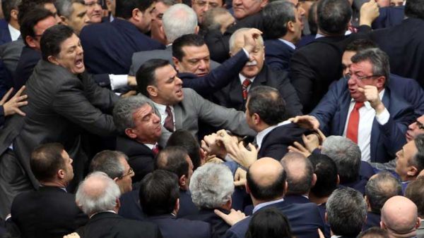 مشاجرة وتبادل اللكمات بين نواب أتراك خلال مناقشة إصلاحات دستورية