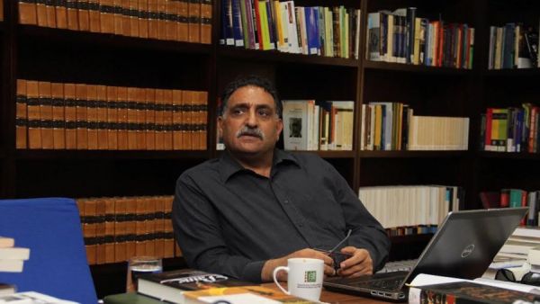 عزمي بشارة يقيم في قطر بعد ملاحقته من الاحتلال الإسرائيلي
 