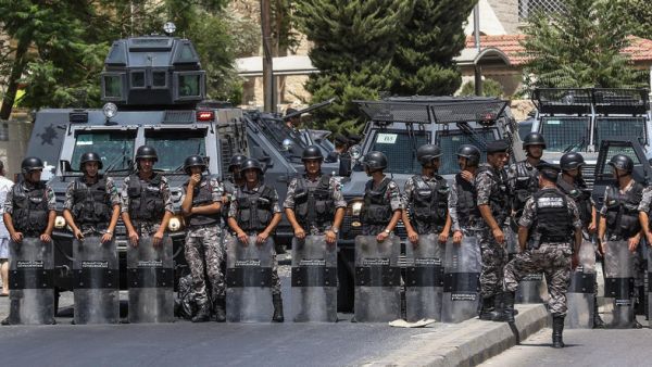 Jordanian security forces on guard before protesters near Israeli Embassy in Amman (AFP/File Photo)	 Jordanian security forces on guard before protesters near Israeli Embassy in Amman (AFP/File Photo)