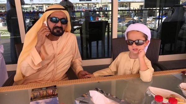 الشيخ محمد بن راشد ممع نجله زايد