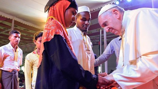 البابا عبر عن سعادته بلقاء مسلمي بورما وتقديم التحية لهم واحدا تلو الآخر 
