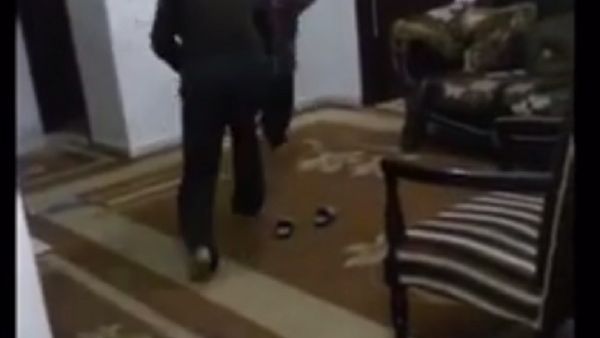 ضرب طفل مقيد الارجل واليد