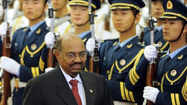 Sudanese President Omar al-Bashir walks past Chinese military honor guard during a welcoming ceremony in Beijing on June 29, 2011. (Liu Jin/ AFP) Sudanese President Omar al-Bashir walks past Chinese military honor guard during a welcoming ceremony in Beijing on June 29, 2011. (Liu Jin/ AFP)