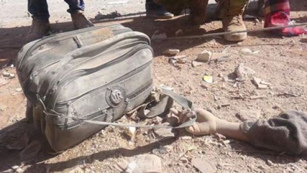 حقيبة طفلة لقيت حتفها في غارات النظام