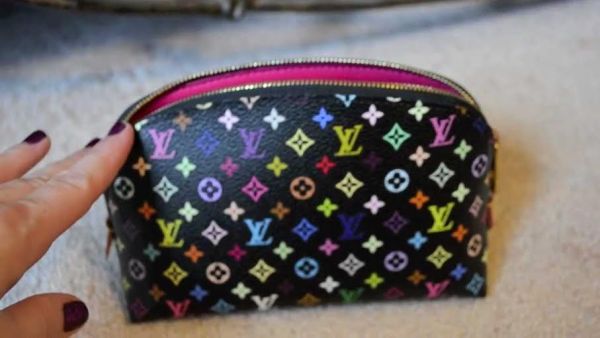 صور: لويس فيتون تتجه للفن وترسم لوحات العالم على حقائبها