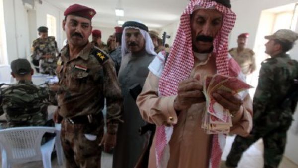 بغداد تسلح 3500 من الرجال السنه لمقاتلة داعش في الأنبار