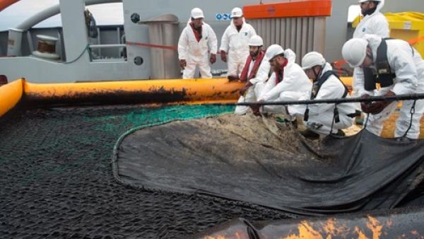 سفن فرنسية وإسبانية تواصل احتواء تسرب نفطي في خليج بسكاي