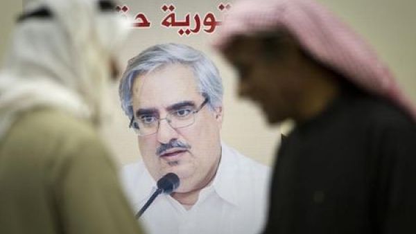 البحرين تحاكم معارضا بارزا 