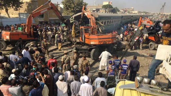 مقتل 16 شخصا وإصابة العشرات بحادث تصادم قطارين في باكستان