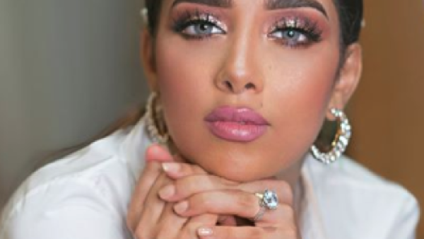 تتمتع بلقيس بذوق رفيع في اختيار أزيائها
