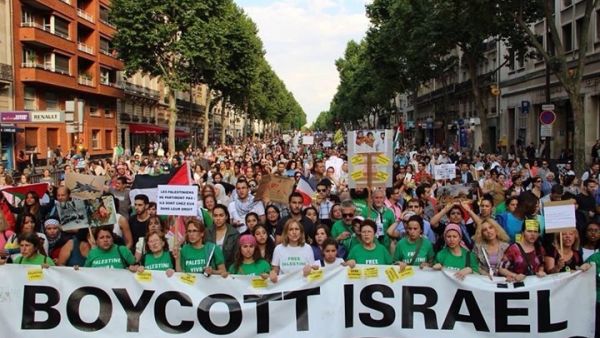 سفير أمريكا يدعو البنوك الألمانية لتعليق حسابات تدعم BDS
