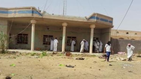 ارشيف/ اشخاص يتجمعون في موقع انفجار سيارة ملغومة في بعقوبة في وقت سابق
