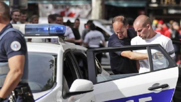 مضطرب نفسيًّا يثير الرعب في مقهى باريسي بسلاح مزيف