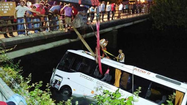 مقتل 14 شخصا على الاقل اثر سقوط حافلة في قنال في تركيا