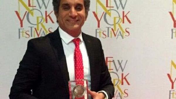 Bassem with his silver award for "Best TV Host." (Image: Egyptianstreets.com)
