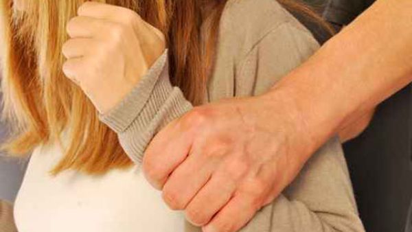 اغتصب ابنته 20 مرة ليغير ميولها الجنسي
