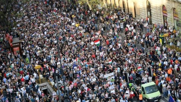 People protest against Hungarian Prime Minister Viktor Orban's re-election in Budapest, Hungary (AFP/File Photo)	