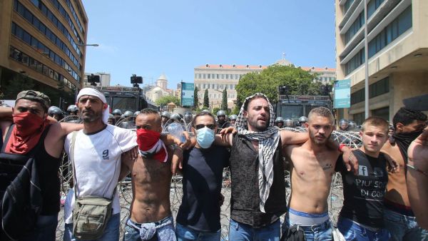 Demonstrators in Beirut rally against Lebanon's government corruption and ongoing garbage crisis, August 23, 2015.  (AFP/File)