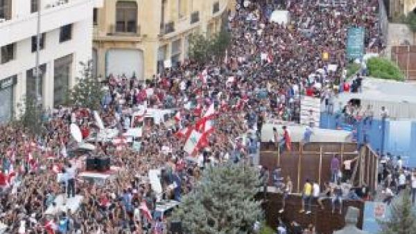 محتجون يلوحون بأعلام لبنان اثناء مظاهرة في بيروت يوم الاحد
