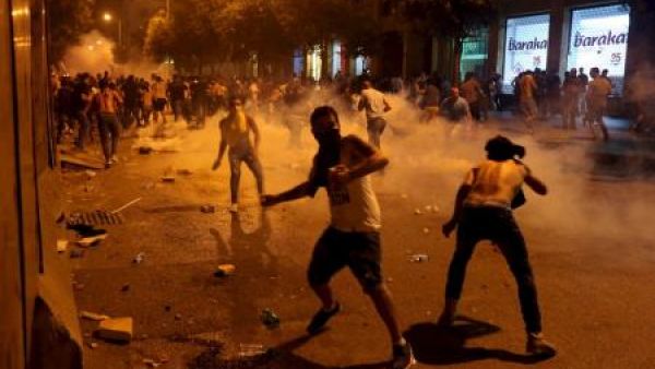 متظاهرون يشتبكون مع قوات الامن اثناء احتجاجات ضد الحكومة في بيروت
