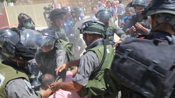 الجيش الاسرائيلي يفرق تظاهرة ضد الحدار في بلدة بيت جالا
