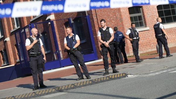 Belgian police secure the area around the police station where two officers were attacked with a machete on August 6, 2016. (AFP/Virginie Lefour)