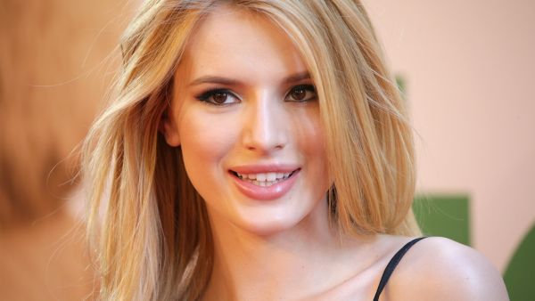 بيلا ثورة بالشعر الأشقر