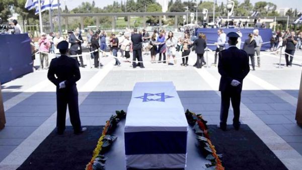 محمود عباس في جنازة"بيريز" يرش الملح على جرح الشعب الفلسطيني وأوباما ينافق